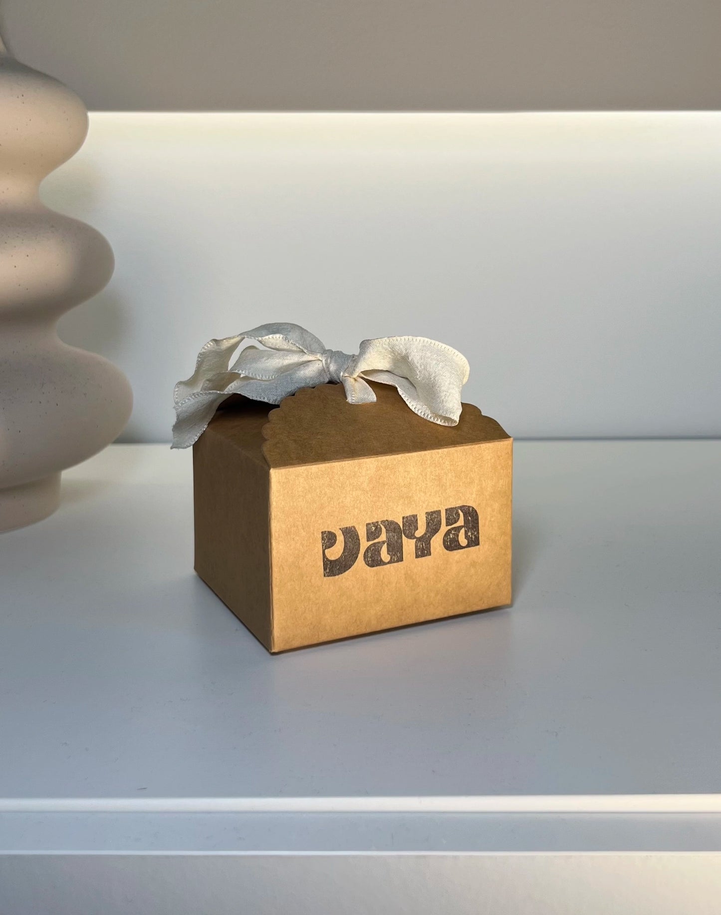 Emballage cadeau unique en carton couleur kraft pour bougie parfumée et naturelle | Atelier Vaya